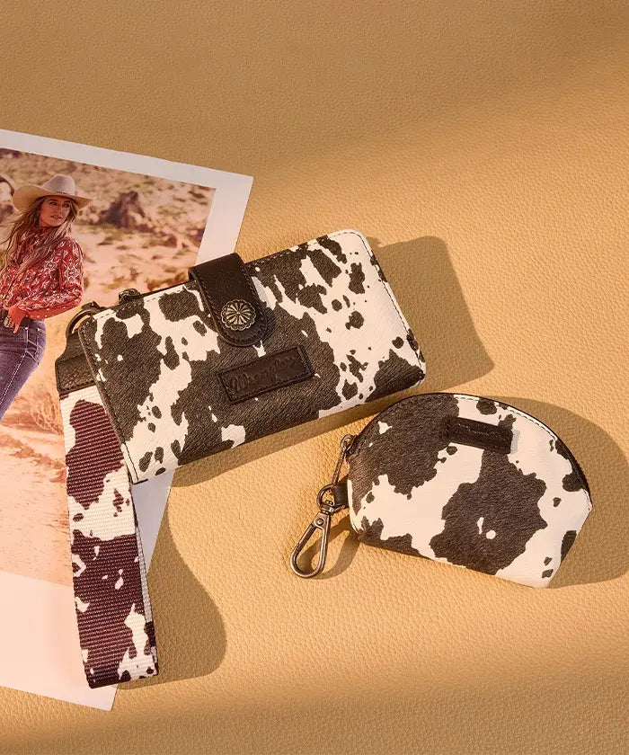 Wrangler cow-print dual pouch wristlet in BK